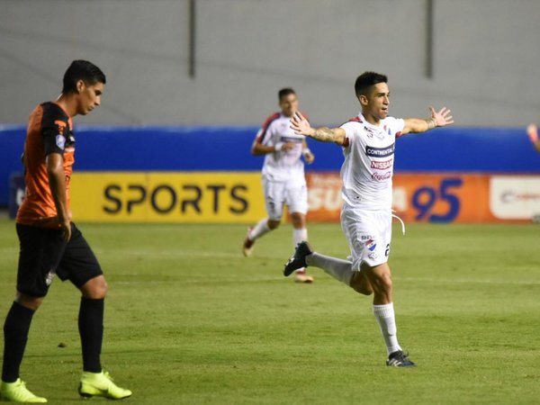Nacional festeja en el debut de Bobadilla