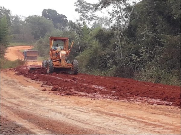 Productores y pobladores reparan camino vecinal en San Pedro