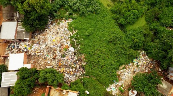 Una profunda “latona de basura” existe hace años en barrio asunceno - Edicion Impresa - ABC Color