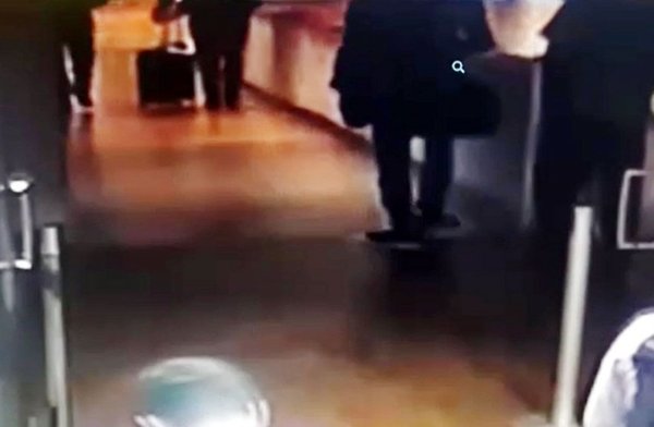 Funcionario que denunció violación de seguridad, premiado con “freezer” - Edicion Impresa - ABC Color