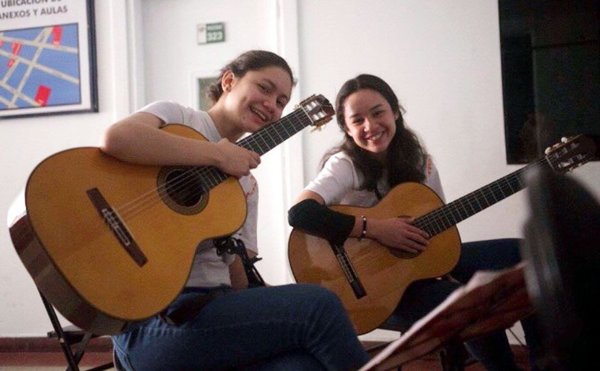 Mica y Salma a dúo de guitarras - Edicion Impresa - ABC Color