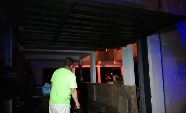 HOY / Rescatan a una familia de incendio en una vivienda
