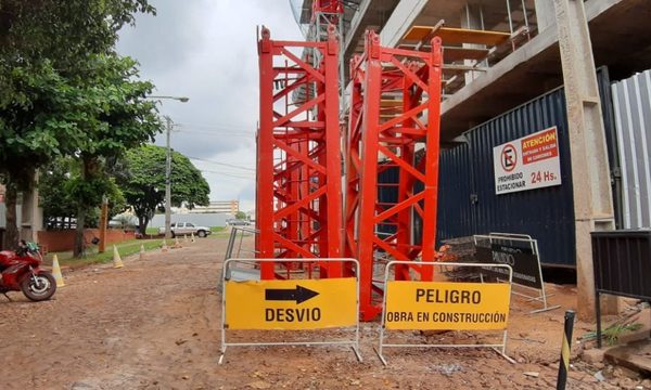 Denuncian que edificio en construcción ocupa calle