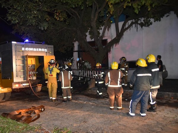 Cortocircuito causa incendio en vivienda familiar