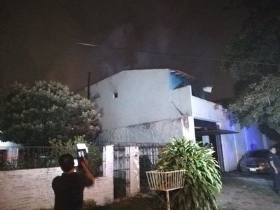 Rescatan a familia atrapada en una casa por incendio