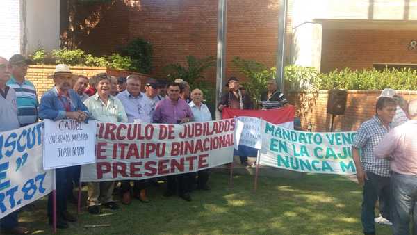 Jubilados de Itaipú se movilizan pidiendo una auditoría a Cajubi » Ñanduti