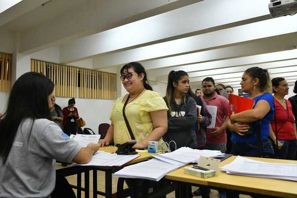 Itaipu firmará acuerdos y revisará expedientes de becarios del interior del país | .::Agencia IP::.