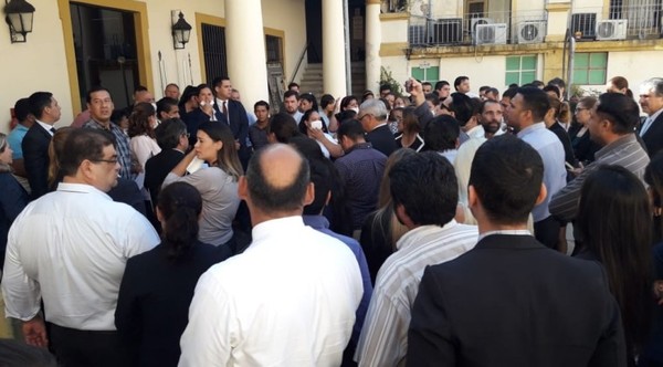 Sindicalistas protestan contra aumentazos y planilleros - ADN Paraguayo