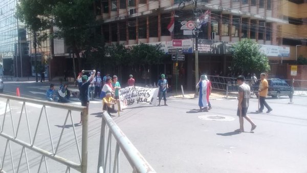 Indígenas cierran calles en microcentro de Asunción - Nacionales - ABC Color