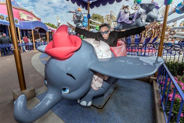 Tim Burton, un “bicho raro” identificado con “Dumbo”