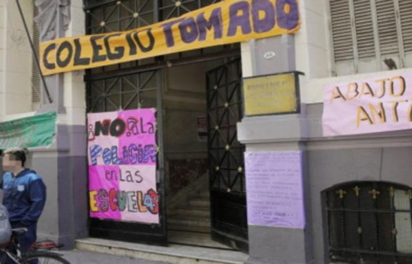 Imputan a 43 padres por las tomas de colegios que hicieron sus hijos - Radio 1000 AM