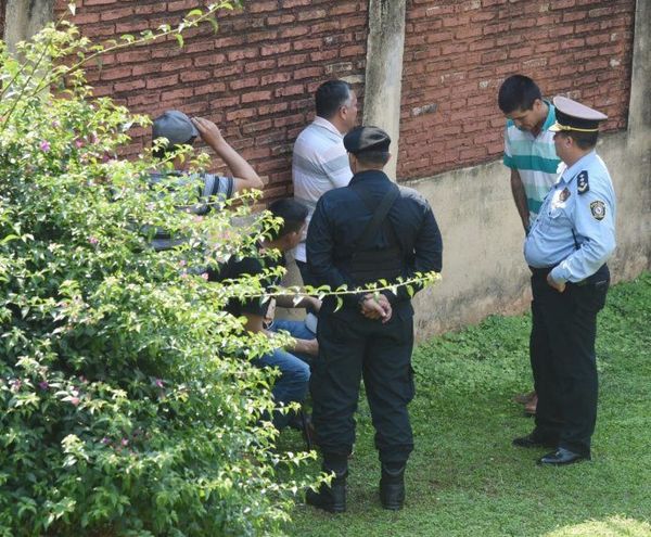 Arresto domiciliario para policías acusados de liberar plata de Cucho - Nacionales - ABC Color