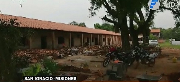 Hallan restos óseos en predio de una escuela