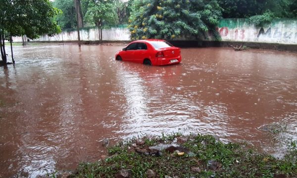 Lluvia inunda nuevamente calle