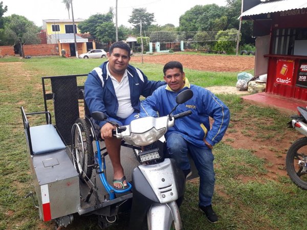 Su mejor amigo le fabricó un móvil especial para ir al colegio