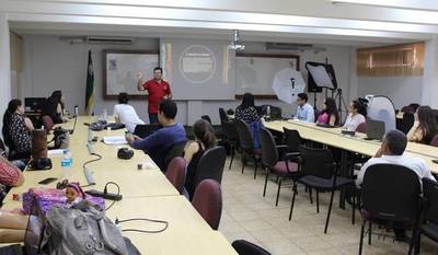 Iniciaron taller de fotografía en la UNE