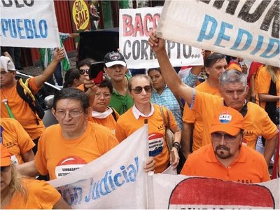 Grupos a favor y en contra de Bacchetta se manifiestan frente al JEM
