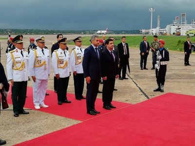 Regresó Abdo Benítez tras gira en Brasil - Nacionales - ABC Color