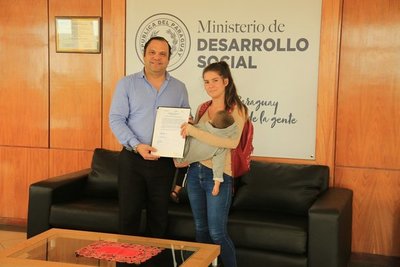 Entregan lote propio a joven madre tras desalojo en Copaco - ADN Paraguayo