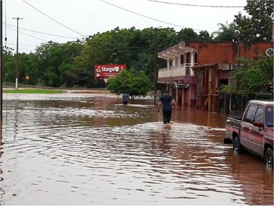Por temporal, arroyo se desborda en Encarnación