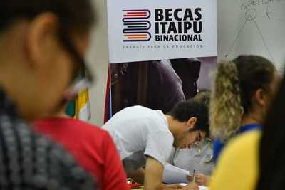 Se realiza firma de Acuerdo de Compromiso Anual y revisión de expedientes de becarios que residen en el interior del país - .::RADIO NACIONAL::.