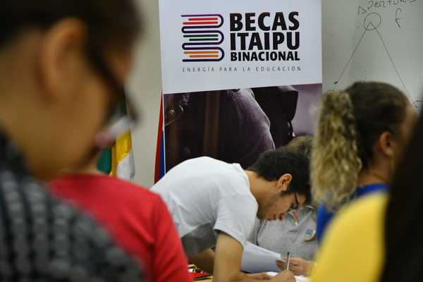 Se realiza firma de Acuerdo de Compromiso Anual y revisión de expedientes de becarios que residen en el interior del país - .::RADIO NACIONAL::.