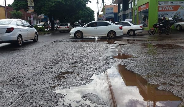 Avenida San José de CDE “adornada” de baches