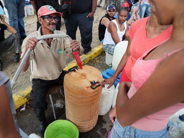 Venezuela sedienta e incomunicada tras cinco días con fallos eléctricos