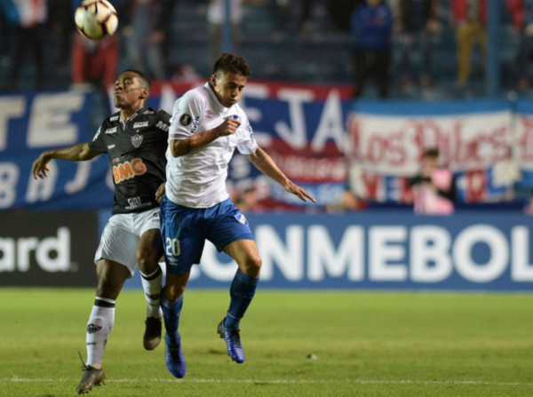 Nacional de Montevideo vence a Mineiro y toma la punta