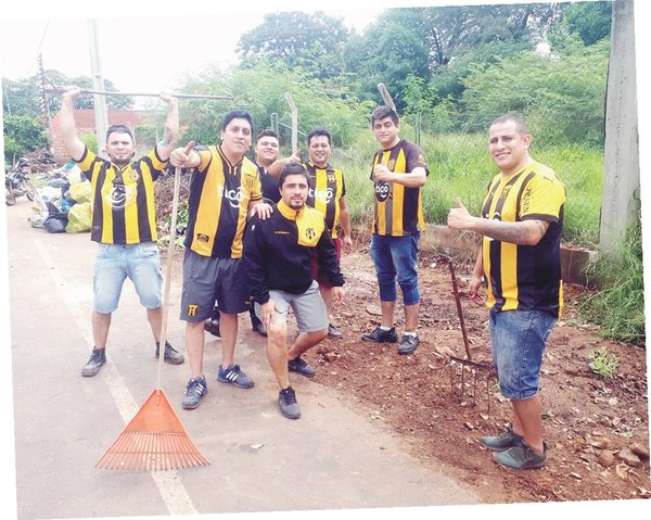 La barra limpia: hinchas hacen el #basurachallenge
