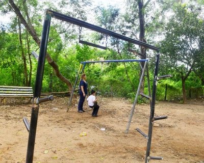 500 niños estudian rodeados de basura - Edicion Impresa - ABC Color