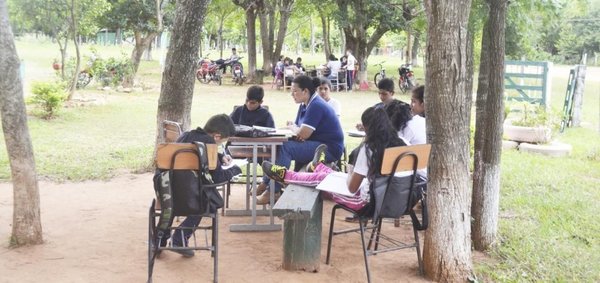 En Juan de Mena dan clases bajo árboles desde hace años - Edicion Impresa - ABC Color