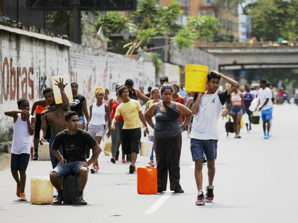 Venezuela dice que se restablece el servicio eléctrico en casi todo el país