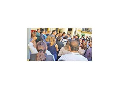 Aumentazos generan división y malestar entre los funcionarios