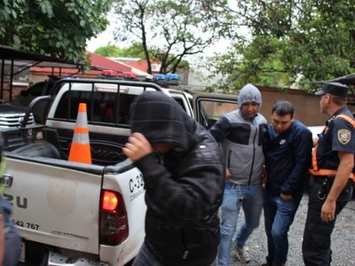 Dueña de bus escolar baleado por policías pide G 3.500 millones
