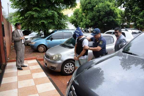 Se entrega joven que mató a su padrastro y al hermano de este en el Paraná Country Club