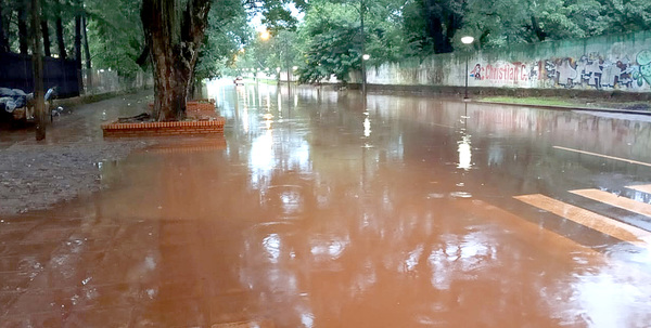 Intensa lluvia deja bajo agua varios sectores de Ciudad del Este ante falta de planificación