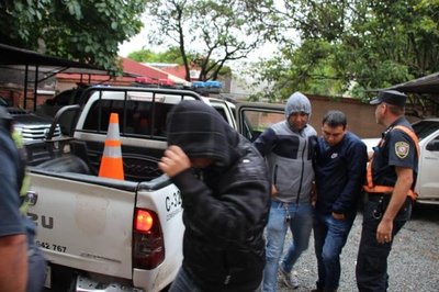 Dueña de bus escolar baleado por policías pide G 3.500 millones por daños – Prensa 5