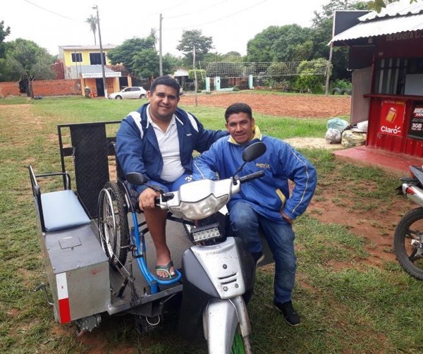 SU MEJOR AMIGO LE FABRICÓ UN MÓVIL ESPECIAL PARA IR AL COLEGIO