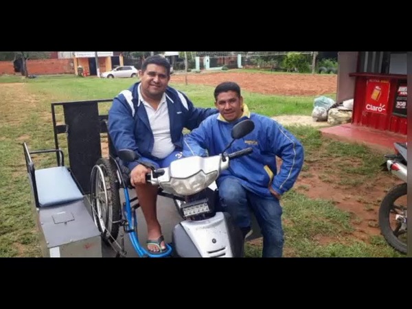 QUEDÓ EN SILLAS DE RUEDAS Y SU AMIGO INVENTÓ UN MÓVIL PARA QUE PUEDA VOLVER A ESTUDIAR Y TRABAJAR