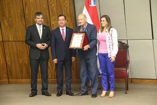 Diputados distinguen a un poeta - ADN Paraguayo
