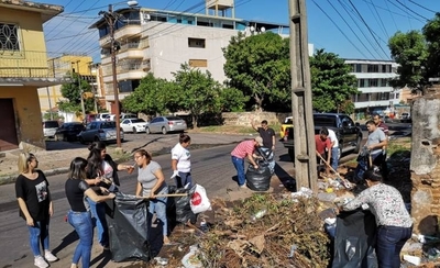 HOY / Vecinos de Asunción se suman al reto viral #basurachallenge