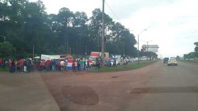 CDE: “Sin tierras” cierran rotonda del km 10 - ADN Paraguayo