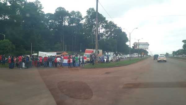 CDE: “Sin tierras” cierran rotonda del km 10 - ADN Paraguayo