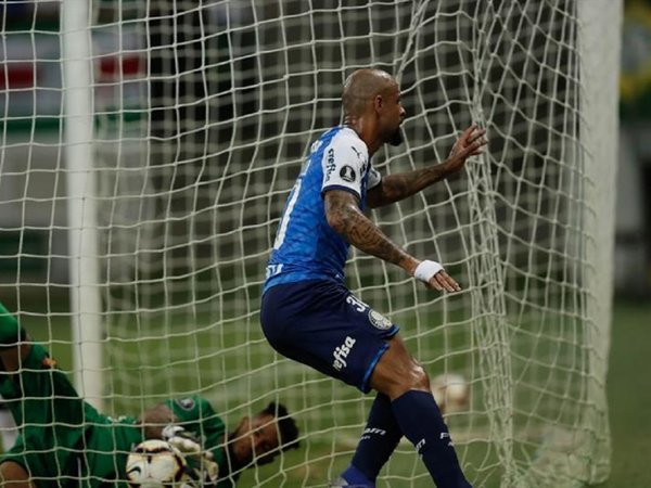 Criminal entrada de Felipe Melo contra jugador de Melgar