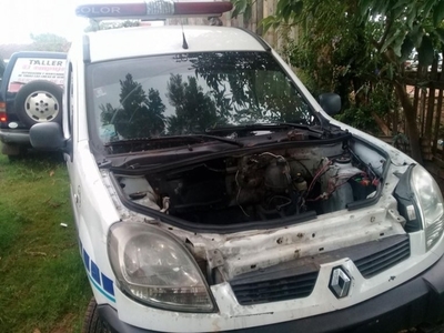 Ambulancia abandonada en taller de Caazapá - Nacionales - ABC Color