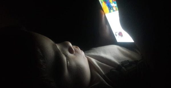 EXCESO DE VISIÓN CERCANA DEL CELULAR CAUSA MIOPÍA, ADVIERTE MINISTERIO DE SALUD