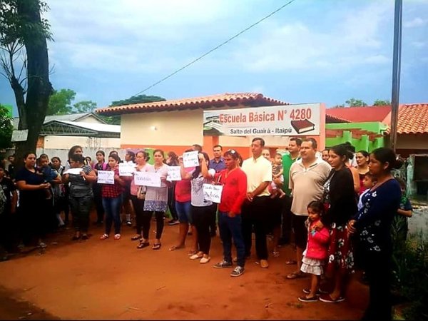 Padres de alumnos se manifestaron porque no hay sueldo para profes