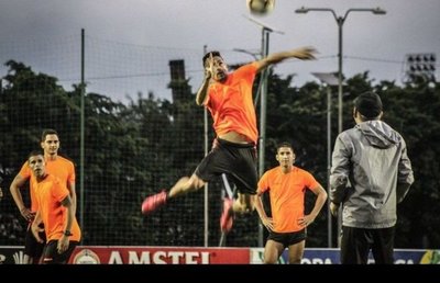 Un delantero de Olimpia en el Zamora - Deportes - ABC Color