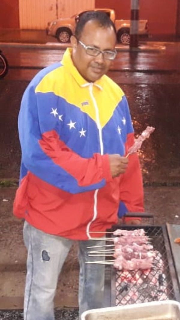 Era concejal departamental en Venezuela, ahora vende asaditos en Coronel Oviedo